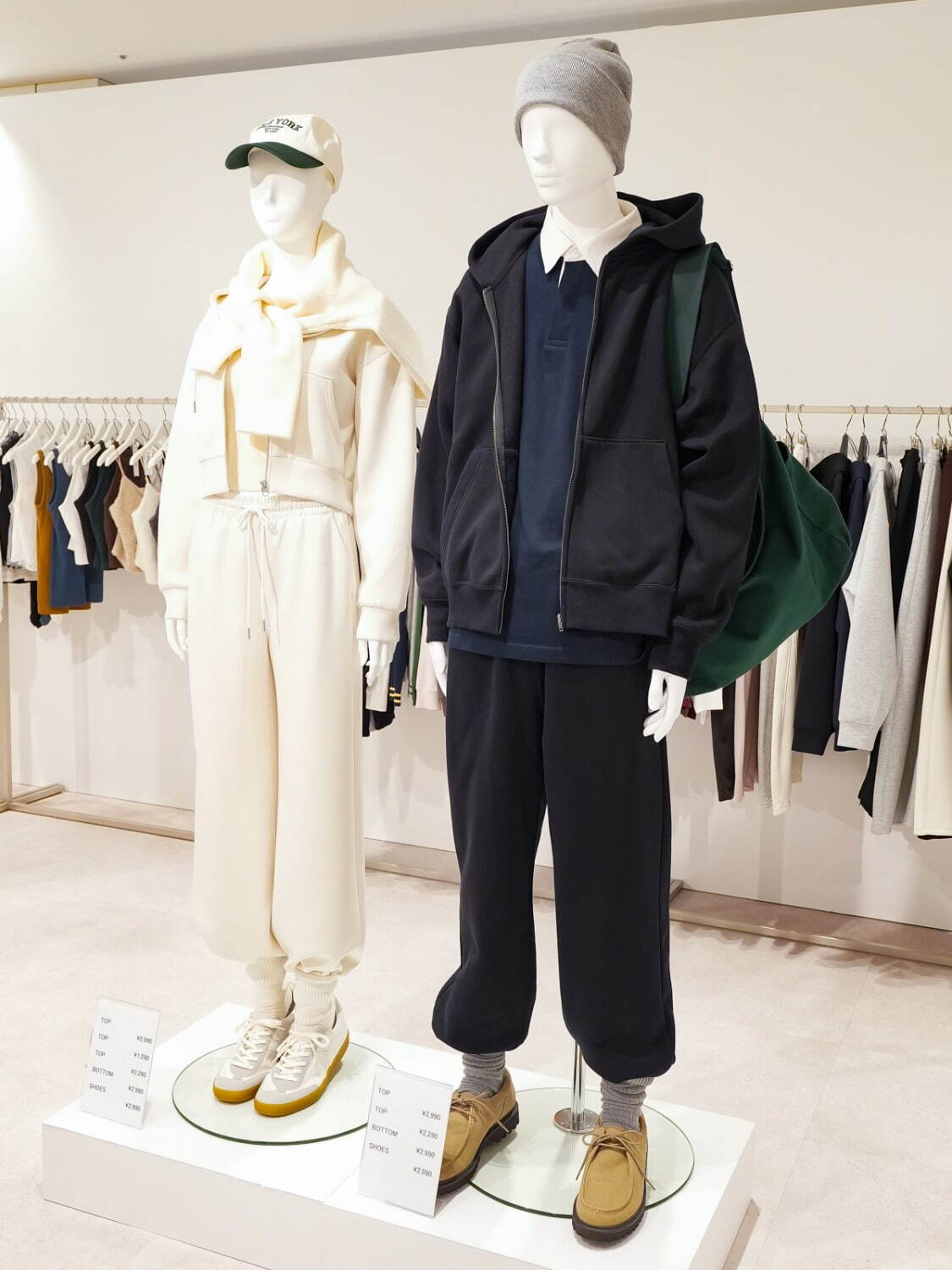 パフスウェットフルジップパーカ 2,990円
スウェットプルオーバー 2,290円
パフスウェットバギーパンツ 2,990円