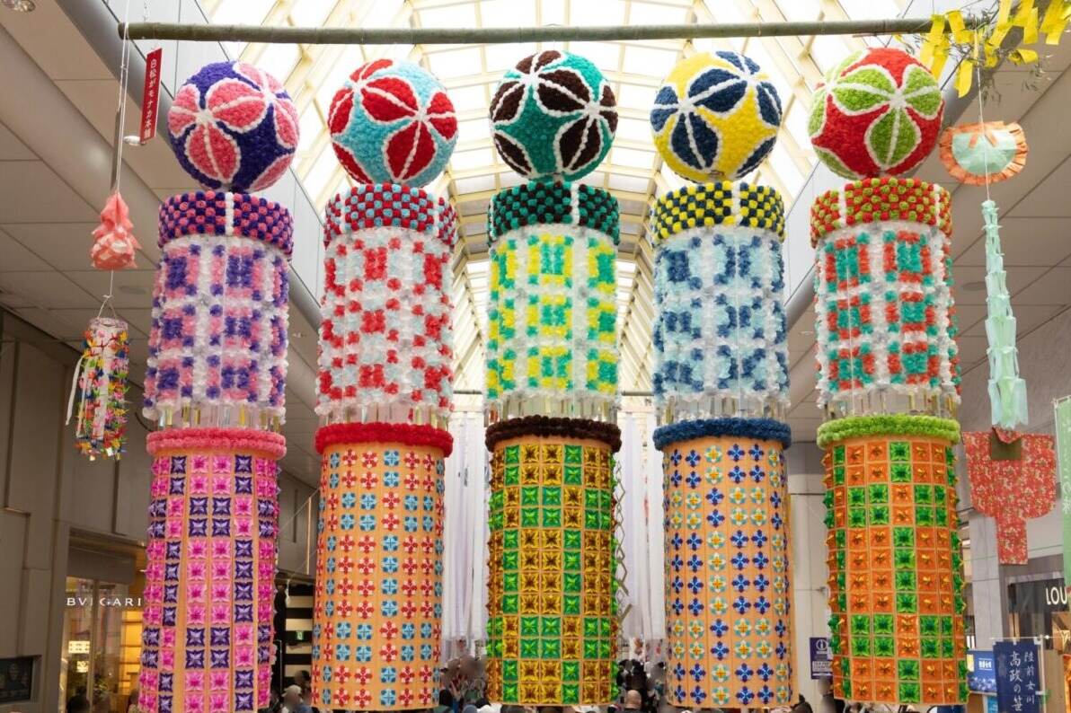 「仙台七夕まつり」豪華絢爛な笹飾りが彩る東北の夏祭り、夜にはライトアップイベントも
