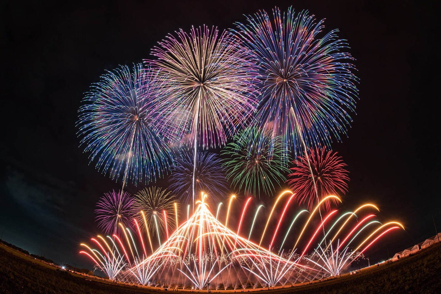 花火｜札幌花火大会「道新・秋華火」夜空を彩る約18,000発の花火と音楽がシンクロ