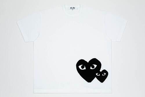 プレイ・コム デ ギャルソン新作ビッグTシャツ、赤＆黒ハートエンブレム入り