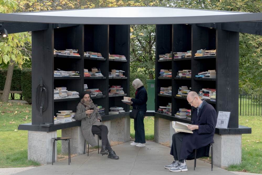 ［参考図版］ ヒーメン・チョン＆ルネー・スタール 《読まれなかった本のライブラリー》
Installation view: Serpentine Pavilion 2024, Archipelagic Void, designed by Minsuk Cho, Mass Studies
撮影：Heman Chong © Mass Studies