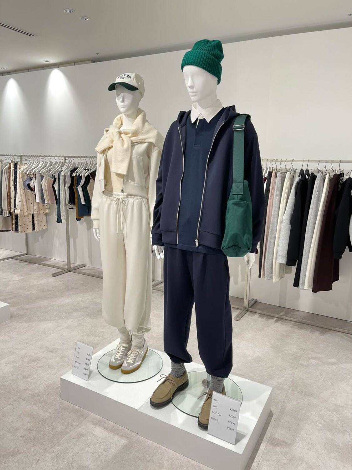 GU25年秋冬の注目メンズアイテム、“人参”シルエットのきれいめパンツ＆インディゴデニムジャケット｜写真15