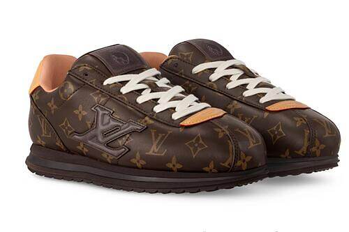 ルイ・ヴィトン“バターのようになめらか”レザーのメンズスニーカー、LV ロゴのパッチ付き