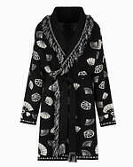 エンポリオ アルマーニ 銀座店限定“扇柄”メンズニットガウン＆日本語着想プリントワンピなど｜写真2