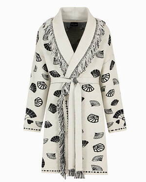 エンポリオ アルマーニ 銀座店限定“扇柄”メンズニットガウン＆日本語着想プリントワンピなど｜写真1