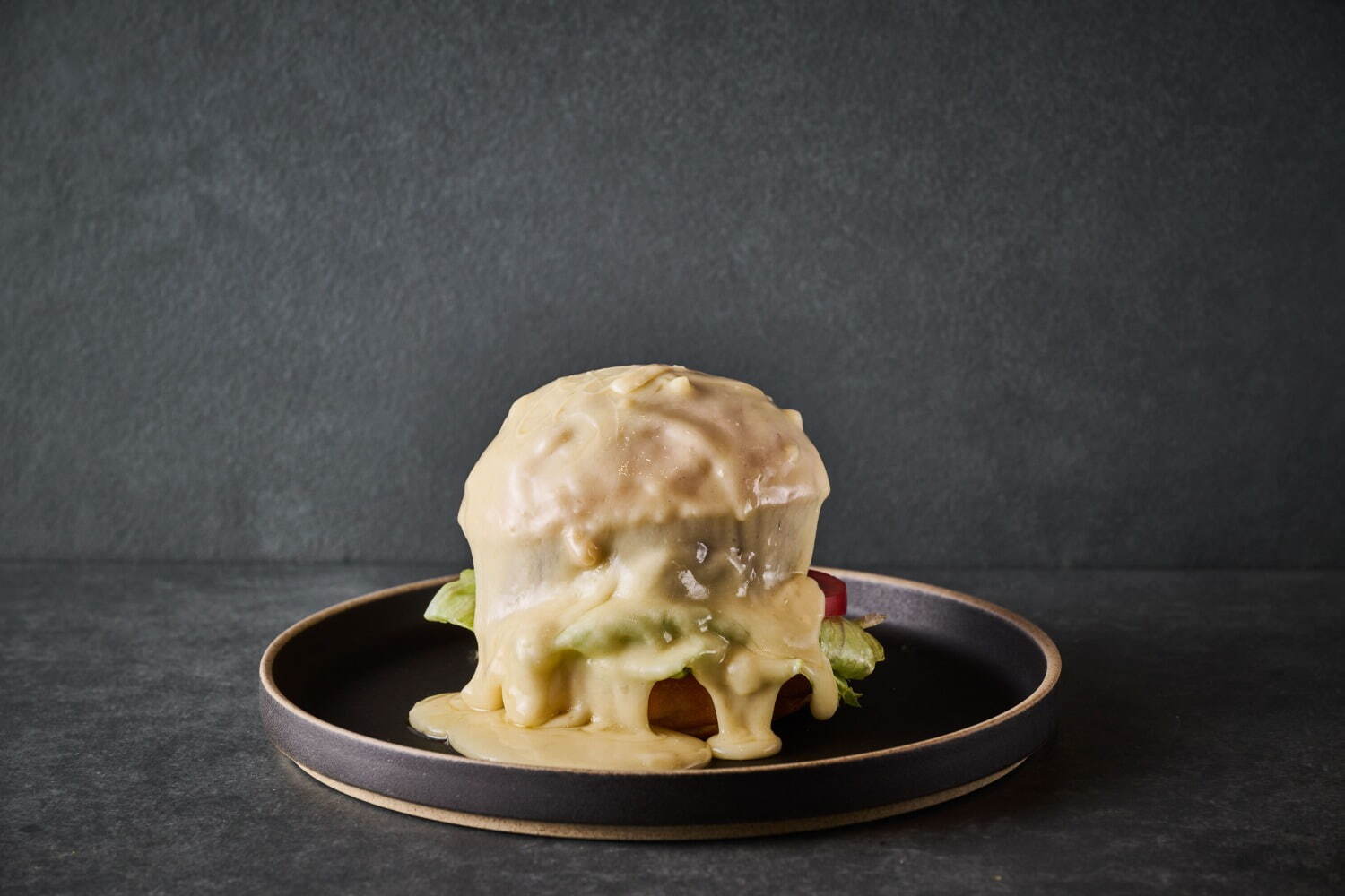 <虎ノ門ヒルズ>
「ランマス / イスティント」チーズ屋仕立てのチーズバーガー 2,200円
※1日15食限定