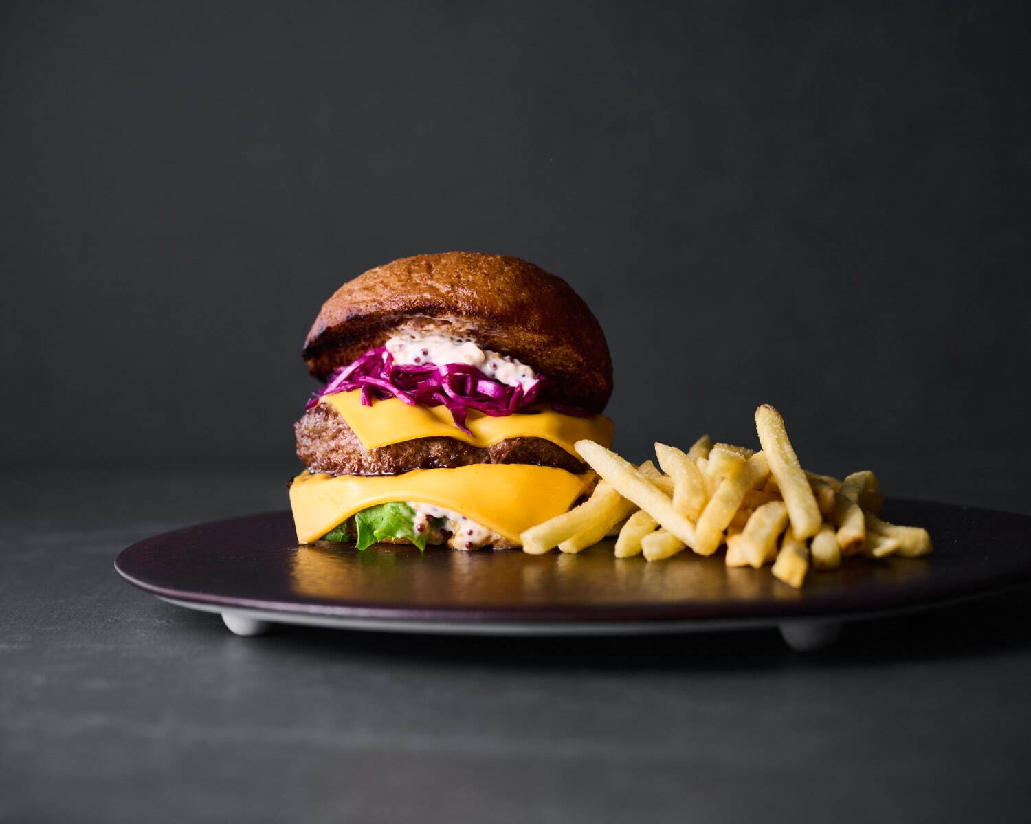 <六本木ヒルズ>
「ザ サン&ザ ムーン」松阪牛パティとチェダーチーズ レッドキャベツのシュークルートハンバーガー 3,000円