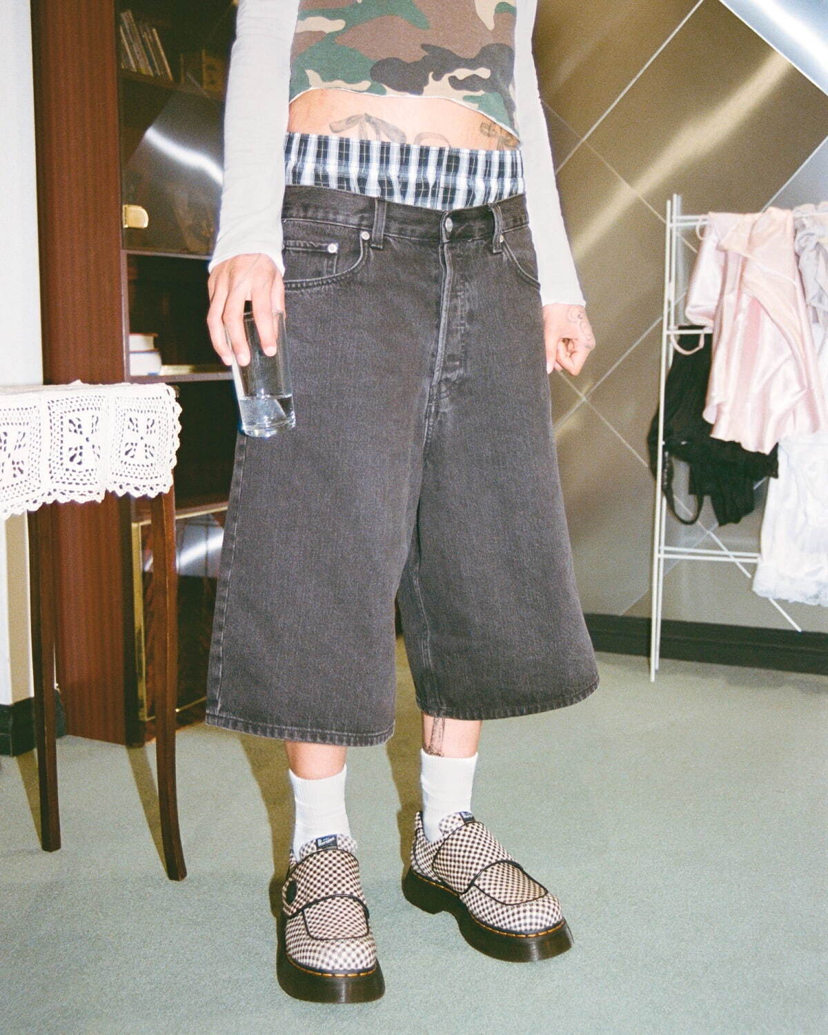 ドクターマーチン × メイドミーの厚底シューズ、白黒チェック柄