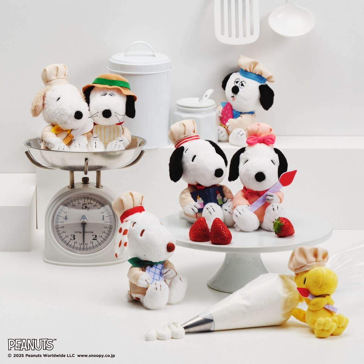 “スヌーピーときょうだいたち”×アフタヌーンティー、ケーキを作るスヌーピーぬいぐるみや食器｜写真3