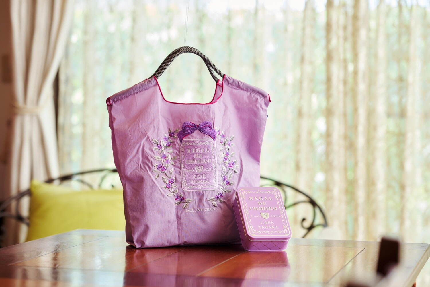 レガル・ド・チヒロ“ラベンダー色”クッキー缶＆刺繍バッグセット、黒胡椒チーズ味など塩系クッキー入り｜写真2