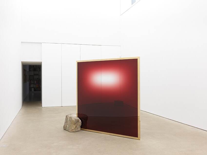 和田礼治郎 《スカーレット・ポータル》 2020年
展示風景:「Embraced Void」ダニエル・マルツォーナ(ベルリン)、2020年 撮影:Nick Ash