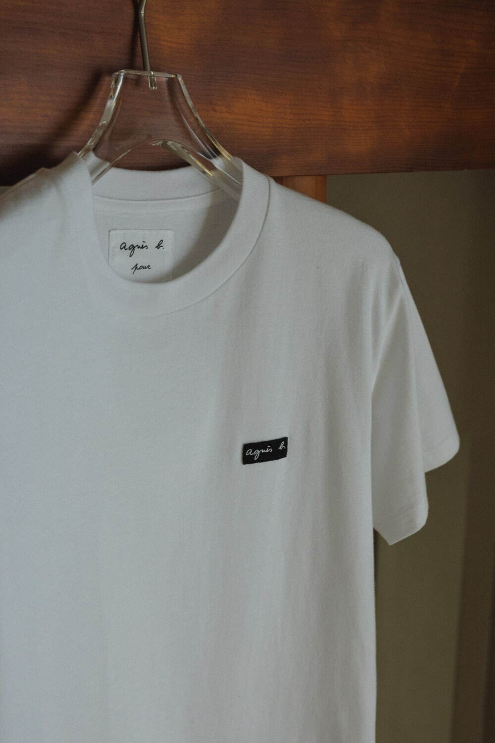 アニエスベー×アダム エ ロぺ25年春夏、ニュアンスベージュのロゴワッペン入りTシャツ｜写真1