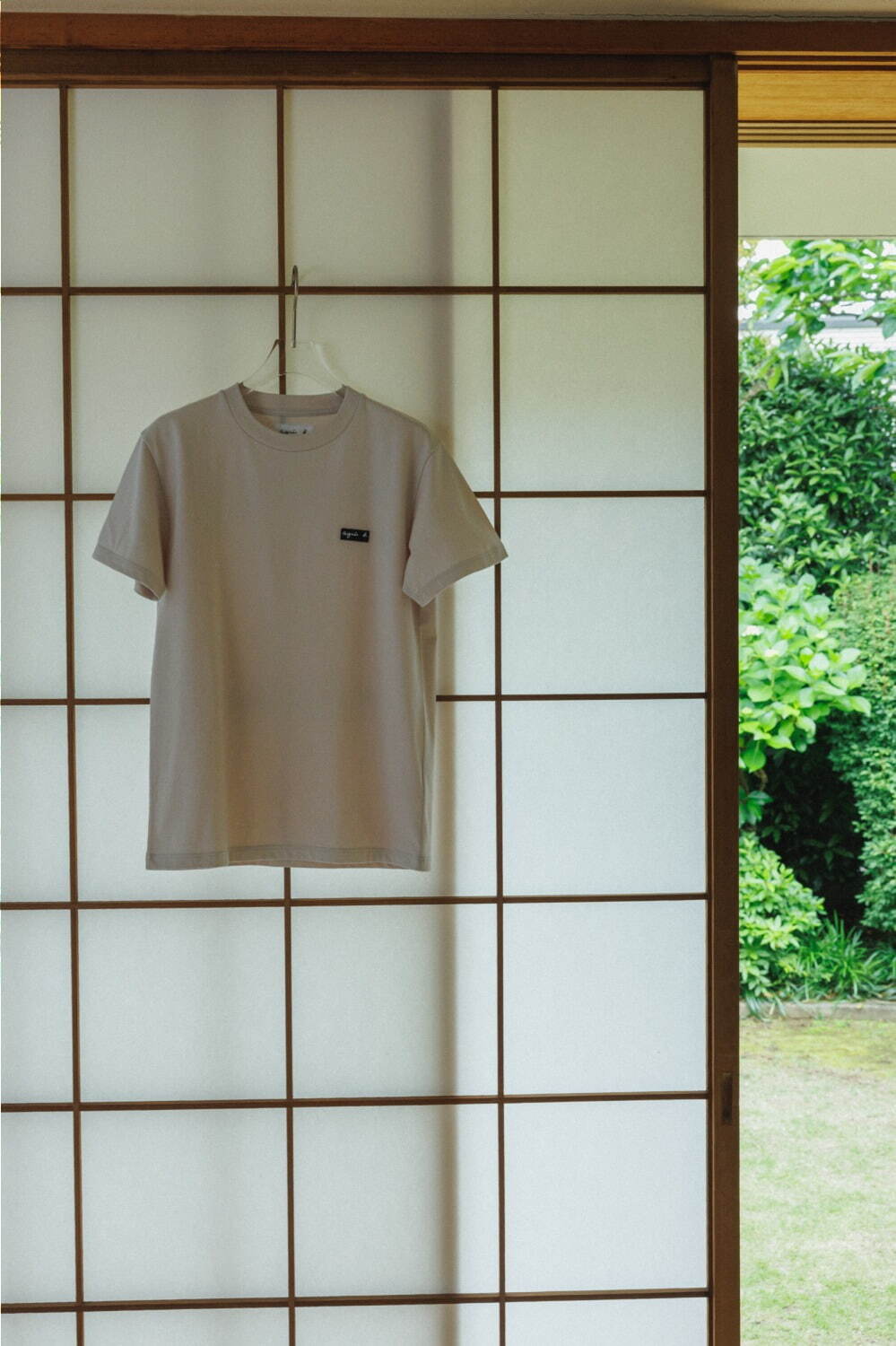 アニエスベー×アダム エ ロぺ25年春夏、ニュアンスベージュのロゴワッペン入りTシャツ｜写真3