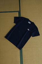 アニエスベー×アダム エ ロぺ25年春夏、ニュアンスベージュのロゴワッペン入りTシャツ｜写真5