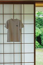 アニエスベー×アダム エ ロぺ25年春夏、ニュアンスベージュのロゴワッペン入りTシャツ｜写真3