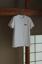 アニエスベー×アダム エ ロぺ25年春夏、ニュアンスベージュのロゴワッペン入りTシャツ｜写真2