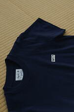 アニエスベー×アダム エ ロぺ25年春夏、ニュアンスベージュのロゴワッペン入りTシャツ｜写真4