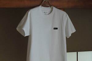 アニエスベー×アダム エ ロぺ25年春夏、ニュアンスベージュのロゴワッペン入りTシャツ | アダム エ ロペ