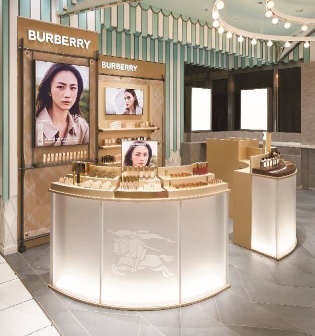 新品　バーバリー　クッションファンデ　新宿伊勢丹限定パッケージ チェックを纏う、その美しさに。バーバリーのクッションファンデ
