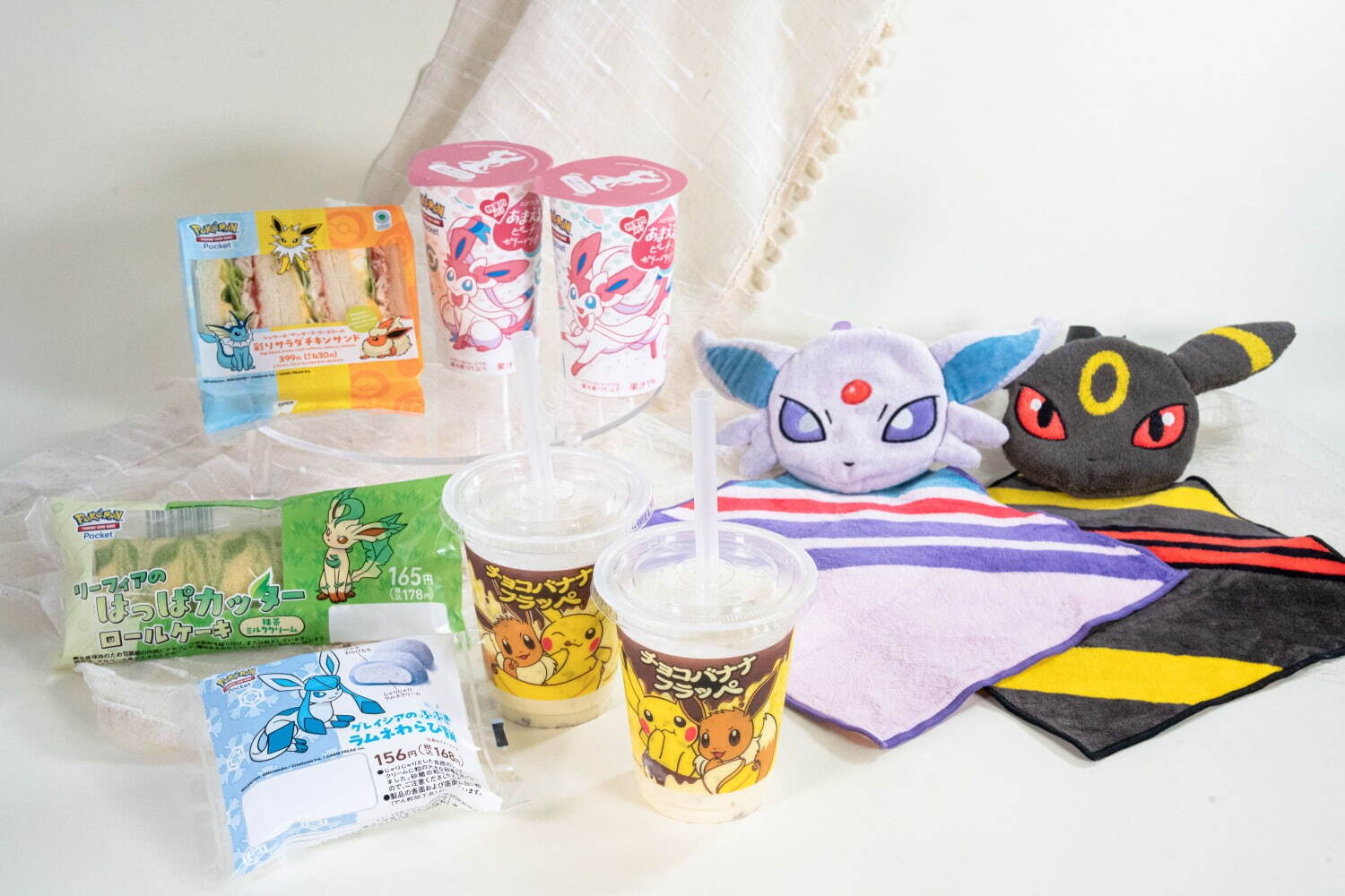 ファミリーマート「ポケモン」ピカチュウ＆イーブイのチョコバナナフラッペやグレイシアのラムネわらび餅など｜写真1