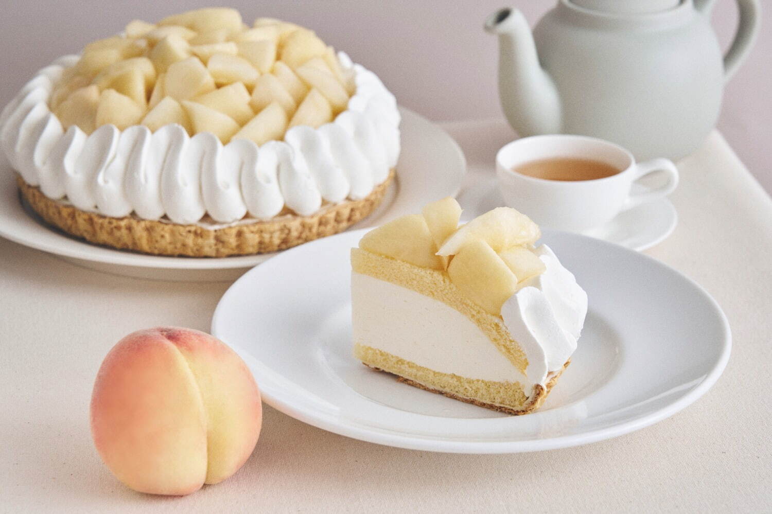 “岡山白桃”のレアチーズケーキ 1,430円 ※～8月5日(火)までカフェ＆ブックス ビブリオテーク全店にて提供。