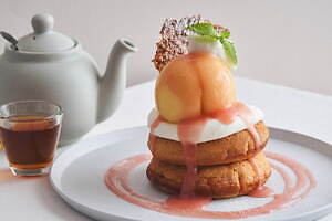 「岡山白桃」丸ごとのせたパンケーキ＆アールグレイ香るムースパイ、カフェ＆ブックス ビブリオテークから