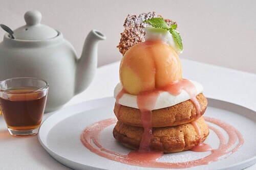 「岡山白桃」丸ごとのせたパンケーキ＆アールグレイ香るムースパイ、カフェ＆ブックス ビブリオテークから