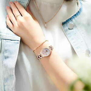 シチズン クロスシー“夏の夕暮れビーチ”着想のウィメンズ腕時計、ラメで波の煌めき表現｜写真3