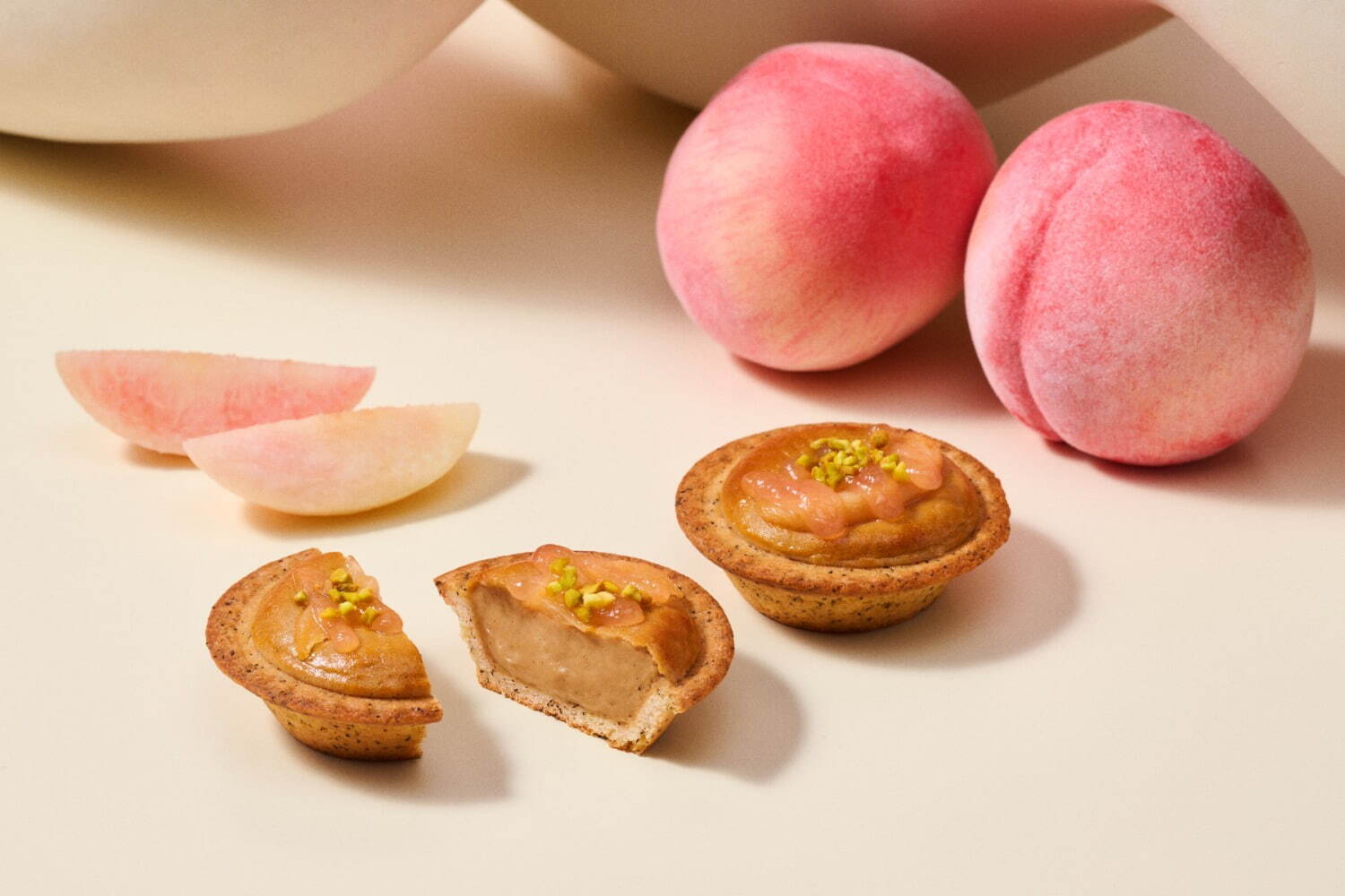 ベイク チーズタルト“食べるピーチティー！？”桃×アールグレイの夏限定タルト、白桃やピスタチオをオン｜写真1