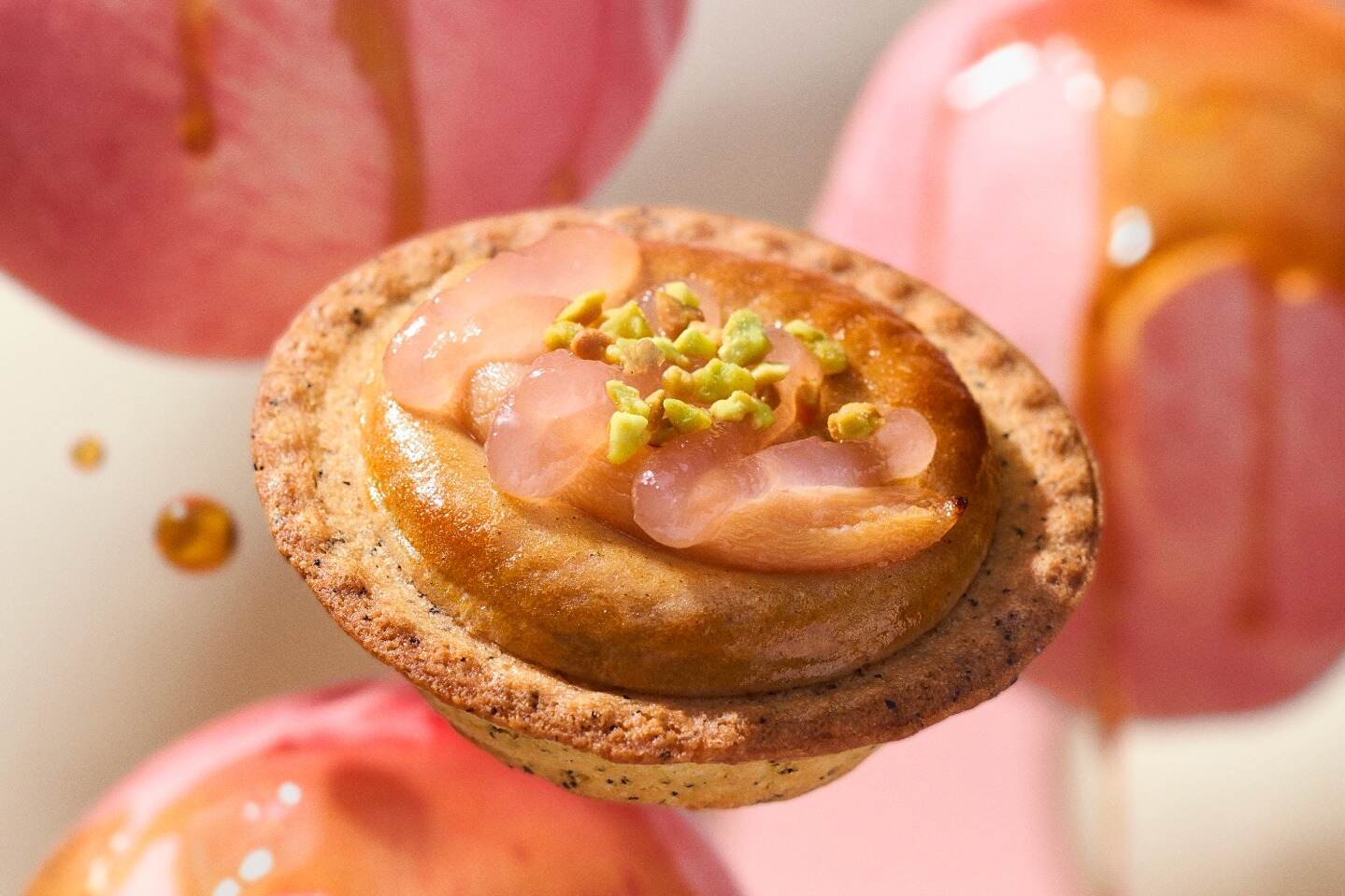 ベイク チーズタルト“食べるピーチティー！？”桃×アールグレイの夏限定タルト、白桃やピスタチオをオン