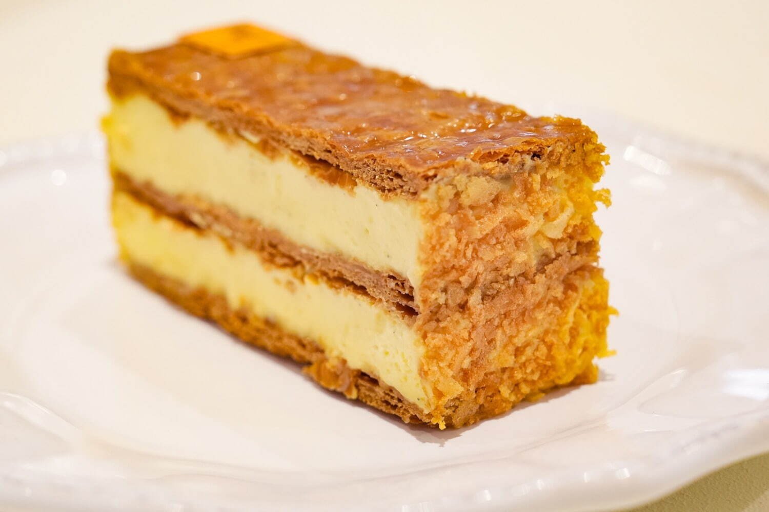 砂糖を焼き付けてパリッと仕上げたパイは、ツヤがあって鏡のような美しさ