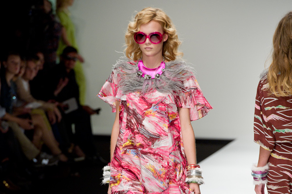 ベティジャクソン（Betty Jackson）のシックなスポーツテイスト　2011年春夏コレクション