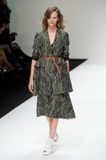 ベティジャクソン（Betty Jackson）のシックなスポーツテイスト　2011年春夏コレクション｜写真1