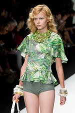 ベティジャクソン（Betty Jackson）のシックなスポーツテイスト　2011年春夏コレクション｜写真5