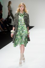 ベティジャクソン（Betty Jackson）のシックなスポーツテイスト　2011年春夏コレクション｜写真6