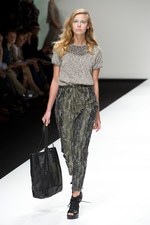 ベティジャクソン（Betty Jackson）のシックなスポーツテイスト　2011年春夏コレクション｜写真7