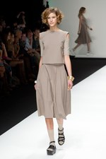 ベティジャクソン（Betty Jackson）のシックなスポーツテイスト　2011年春夏コレクション｜写真8