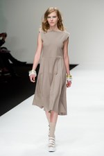 ベティジャクソン（Betty Jackson）のシックなスポーツテイスト　2011年春夏コレクション｜写真9