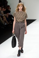 ベティジャクソン（Betty Jackson）のシックなスポーツテイスト　2011年春夏コレクション｜写真11