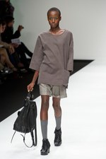 ベティジャクソン（Betty Jackson）のシックなスポーツテイスト　2011年春夏コレクション｜写真12