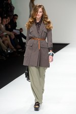 ベティジャクソン（Betty Jackson）のシックなスポーツテイスト　2011年春夏コレクション｜写真13