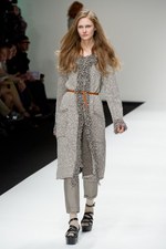 ベティジャクソン（Betty Jackson）のシックなスポーツテイスト　2011年春夏コレクション｜写真14