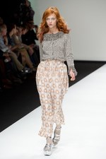 ベティジャクソン（Betty Jackson）のシックなスポーツテイスト　2011年春夏コレクション｜写真15