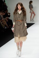 ベティジャクソン（Betty Jackson）のシックなスポーツテイスト　2011年春夏コレクション｜写真17