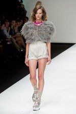 ベティジャクソン（Betty Jackson）のシックなスポーツテイスト　2011年春夏コレクション｜写真18