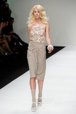 ベティジャクソン（Betty Jackson）のシックなスポーツテイスト　2011年春夏コレクション｜写真20