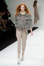 ベティジャクソン（Betty Jackson）のシックなスポーツテイスト　2011年春夏コレクション｜写真21