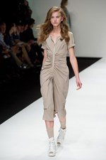 ベティジャクソン（Betty Jackson）のシックなスポーツテイスト　2011年春夏コレクション｜写真22