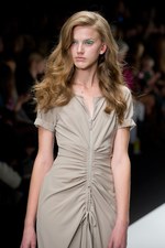 ベティジャクソン（Betty Jackson）のシックなスポーツテイスト　2011年春夏コレクション｜写真23