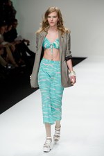 ベティジャクソン（Betty Jackson）のシックなスポーツテイスト　2011年春夏コレクション｜写真24